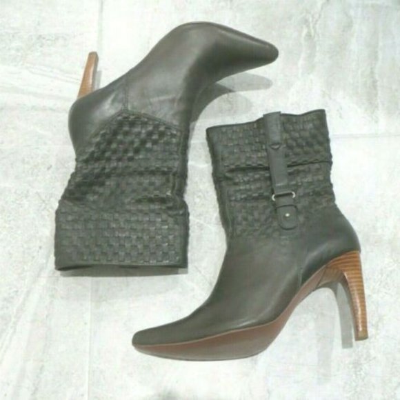 ( SALE ) NANA VTG. BLACK MID CALF BOOTS - Picture 2 of 7